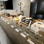 餅匠しづく - カウンターに並んだサンプルから選びます