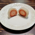 餅匠しづく - みずみずしい苺が主役。酸味が少なく甘い１粒