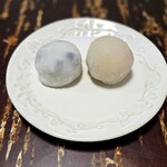 餅匠しづく - 丹波黒豆餅 367円　奇跡のいちご大福 528円