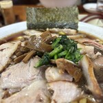 らーめん小馬 - チャーシューの頂にはメンマと青菜