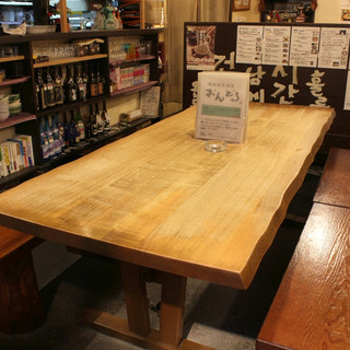 一枚板の大きなテーブル、みんなでワイワイと楽しめます！