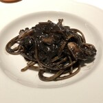 LA TEGOLA - コウイカの墨煮リングイネ。