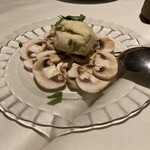 LA TEGOLA - 鱈のマンテカートとマッシュルームのインサラータ。