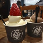 H's CREAM - 左 苺ソフトクリーム  右ミックスソフトクリーム