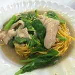 Guay Teaw Radna' Sriracha - 微かにカレー風味のある揚げ麺