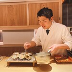 炎水 - 香箱の内側を軽く焼いてキチン質の焦げた香りを抽出。内子と外子と脚肉の混ぜ混ぜに温かいジュレをよそう伊藤親方。