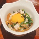 炎水 - 河豚皮、身皮のポン酢和え。うずら卵の甘味がポン酢の酸味を和らげます。