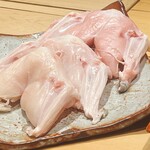 炎水 - 鶏肉に見間違えそうですが、天然大虎河豚です。これから炭火でじっくりと焼き上げます