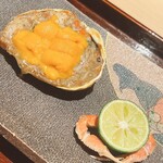 炎水 - 香箱の餡掛け馬糞ウニ乗せの完成。手前の親指もふたつ割りにしてありました。インバウンドの方がそのまま齧ってしまったようで、それから丁寧に切り込みを入れるように進化させた、とのことでした。