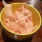 炎水 - 削り立ての鰹節をつまみでいただきます