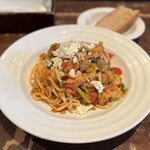 モキチ クラフト ビア - ごろごろグリルチキンと冬野菜のトマトパスタ