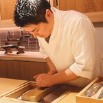 炎水 - 本枯本鰹節をおろす伊藤親方