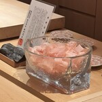 炎水 - この鰹節の旨味は抜群。奥井海生堂の蔵囲い昆布と一緒にお椀の一番出しを抽出します