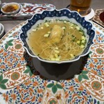 銀座嘉禅 - 香港麺とワンタン:スープは上品で、細い麺にも関わらず縮れがあるのが、日本のラーメンの麺との違いが分かり◎