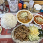 とん平食堂 - サラダもコーンがある