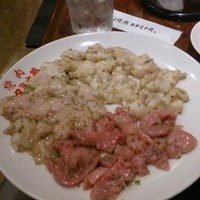 焼肉 スタミナ苑 - ホルモン盛り合わせ。忙しいのにも関わらず、見た目にも楽しませくれました。焼きすぎ注意で食べると柔らかい感触が味わえます。