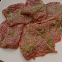 焼肉 スタミナ苑 - 塩ワサビロース。是非とも、ワサビ面は焼かずにに食べて…つんと来るワサビと焼き肉が合うことに驚きました。