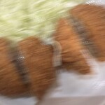 亀有メンチ - ソースも何種類かあります。