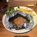 Vino - ホイルに巻かれた状態でサービスのハンバーグ。下には赤ワインがよく効いたソースがたっぷり。