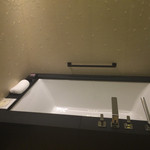 ザ・リッツ・カールトン京都 - バスは外国人の方でもゆったりできるサイズ。壁の柄、ギザかわゆすｗ