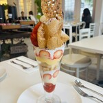 アニバーサリーテラス K - いちごパフェ　後ろからのショット