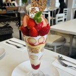 アニバーサリーテラス K - いちごパフェ　パフェの断面まで計算されてる美しさ