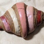 コクリコ ルージュ - ピンクのクロワッサンはロゼと表記　クリームチーズのクリームが入っていて、美味しかった 税抜480円
