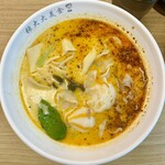 張大大金湯麻辣烫 - 紅白団子、青梗菜、黒キクラゲ、ラム肉、干し豆腐、センマイ、白キクラゲのようで違うもの、板春雨