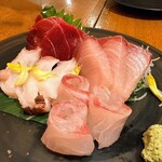 炭焼き大 - お造り四種盛り合わせ 1,716円/二人前 ※写真三人前
 －千葉県産本鮪
 －高知県産ブリ
 －長崎県産葡萄真鯛