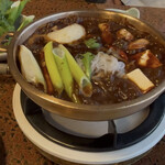 宮鍵 - 鍋料理・みそすき（一人前）
      店員さんが調理してくださるので楽チン
      味噌はね予防に紙ナプキン着け、
      ビール呑みながら待つだけ