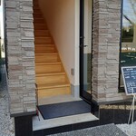 L'instant mieux - 2階のカフェには、こちらの階段を上がります。