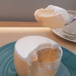 L'instant mieux - 卵色濃く固めのプリン。やさしい甘さの生クリーム、カップ底にカラメルソース。「はなたまごプリン」450円税込 　2025.12