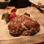 黒毛和牛100%特製ハンバーグ。