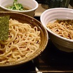 太国産小麦麺の大盛り（左）＆極太胚芽麺（右）