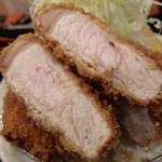 とんかつ まさむね - この厚み　中心はピンク色