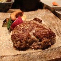 鉄板焼き あおやま - 黒毛和牛100%特製ハンバーグ。