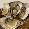 海鮮酒場 牡蠣いかだ屋 - 料理写真:生牡蠣1個500円　○レモン、ポン酢、タバスコ