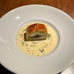 ターブルハラダ - 鯛をキャベツで巻きパイで包んでいます、税込2948円