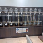 ホリーズカフェ - ドリンク写真:店内 壁面 水出しダッチアイスコーヒー