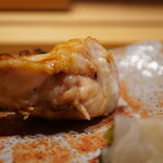 炎水 - 鶏肉を思わせる旨味を引き立てるのは刷毛でコーティングして焼かれた唐辛子醤油。 弾力のある身、そして骨に近いゼラチン質な部位が無心にしゃぶりつかせる。