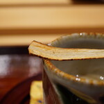 炎水 - 軽やかな香ばしさがコースの始まりを告げる。