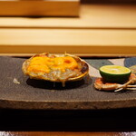 炎水 - ●前菜
      ②せいこ蟹と餅米の甲羅焼き
      馬糞雲丹乗せ 途中から酢橘で味変させる。