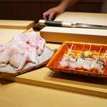 炎水 - 左は虎河豚のアゴの部分。右は串揚げとする楽しみな構成