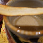 炎水 - 牛蒡の香りと甘みがしっかりと溢れる、そんな温度帯。鼻から抜けていく風味と土感で味覚を静かにアイドリングさせる。