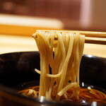 炎水 - 多くの魚から旨味だけを抽出し、カエシを効かせた旨さでコシのある蕎麦と合わせる。