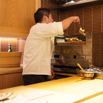 炎水 - カウンターの奥に据えた炭焼き台がコースをより魅力的なものへと見事に押し上げる。