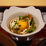 炎水 - ●ふぐ皮ポン酢
      ユッケとした卵黄を絡めることで、皮の歯応えに浮かぶ旨さをポン酢がさっぱりと纏め上げる。