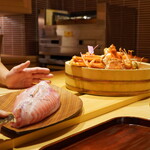 炎水 - 本日の食材が披露される