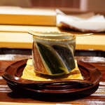 炎水 - ●先付け
      北海道洞爺の牛蒡の摺り流し、牛蒡チップス