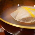 炎水 - 澄んだ中に立体的な厚みがあり、松葉蟹を忍ばせた真薯を崩すとクリアな出汁に脂の煌めきが2層となって表れ、出汁に宿る香りが堪らない相乗を生む。蛤は咀嚼で旨みを増し、磯感と香ばしさが出汁の中で生きる。